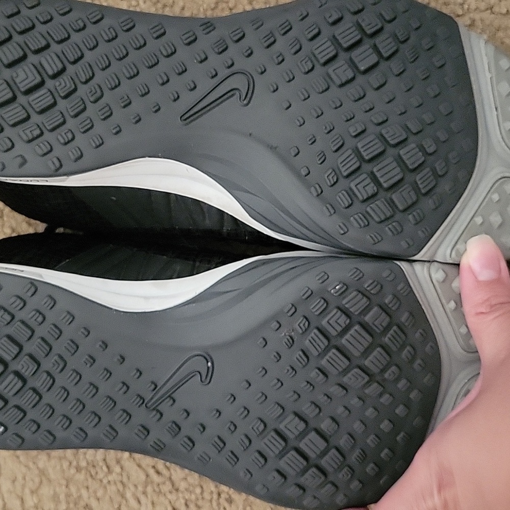 ✨️ NIKE RUNNING SHOES ✨️ - Picture 3 of 5